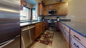 Helios North 6 Spacious and Bright, Pet-Friendly, Walk to The Village 