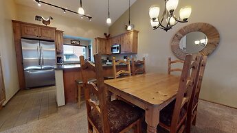 Helios North 6 Spacious and Bright, Pet-Friendly, Walk to The Village 