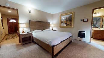 Helios North 6 Spacious and Bright, Pet-Friendly, Walk to The Village 