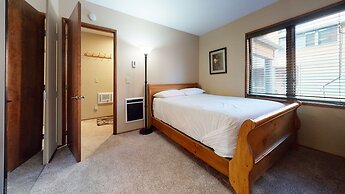 Helios North 6 Spacious and Bright, Pet-Friendly, Walk to The Village 