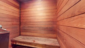 Helios North 6 Spacious and Bright, Pet-Friendly, Walk to The Village 