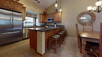 Helios North 6 Spacious and Bright, Pet-Friendly, Walk to The Village 