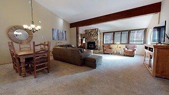 Helios North 6 Spacious and Bright, Pet-Friendly, Walk to The Village 