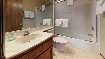 Helios North 6 Spacious and Bright, Pet-Friendly, Walk to The Village 