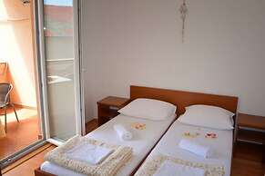 Floral Apartments Pende