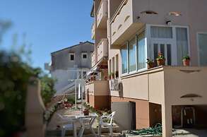 Floral Apartments Pende