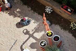 Floral Apartments Pende