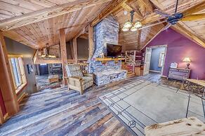 Smokey Valley Lodge 2 Bedroom Home by Redawning