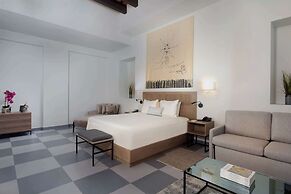 Palacio Provincial San Juan, Curio Collection by Hilton