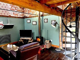 2-bed 18th Century Barn - Sleeps 6 - Pet Friendly