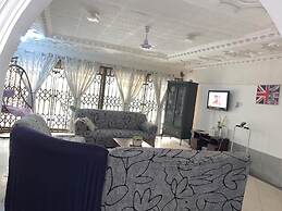 Sleeps8- Private Secure Parking- Garden- Aircon