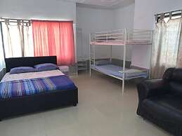 Sleeps8- Private Secure Parking- Garden- Aircon