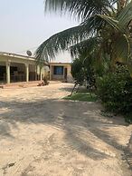 Sleeps8- Private Secure Parking- Garden- Aircon