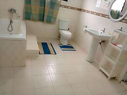 Sleeps8- Private Secure Parking- Garden- Aircon
