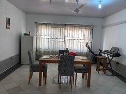 Sleeps8- Private Secure Parking- Garden- Aircon
