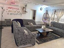 Sleeps8- Private Secure Parking- Garden- Aircon
