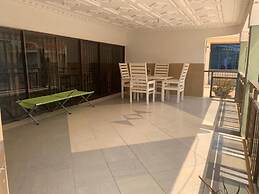 Sleeps8- Private Secure Parking- Garden- Aircon