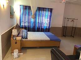 Sleeps8- Private Secure Parking- Garden- Aircon