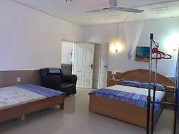 Sleeps8- Private Secure Parking- Garden- Aircon