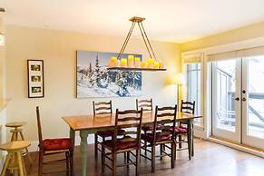 Spacious Town Home With Private Hot Tub