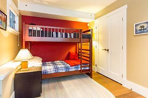 Spacious Town Home With Private Hot Tub