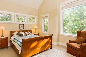 Spacious Town Home With Private Hot Tub