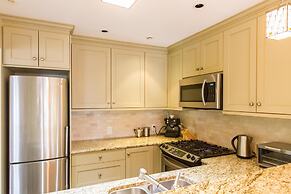 Spacious Town Home With Private Hot Tub