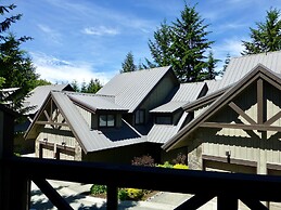 Spacious Town Home With Private Hot Tub