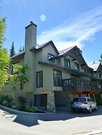 Spacious Town Home With Private Hot Tub