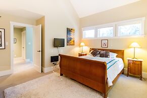 Spacious Town Home With Private Hot Tub