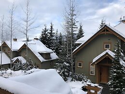 Ski in Ski out Minutes From Village, Private Hot Tub Sleeps 6 Free Shu