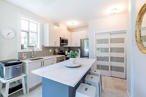Panoramic Views From This Gorgeous 2 Bed Property - Village Location