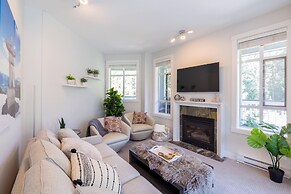 Panoramic Views From This Gorgeous 2 Bed Property - Village Location