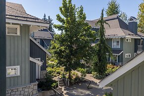 Panoramic Views From This Gorgeous 2 Bed Property - Village Location