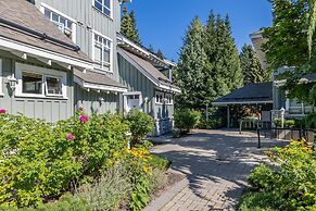 Panoramic Views From This Gorgeous 2 Bed Property - Village Location