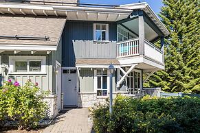 Panoramic Views From This Gorgeous 2 Bed Property - Village Location