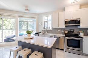 Panoramic Views From This Gorgeous 2 Bed Property - Village Location