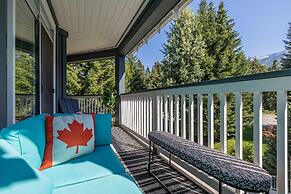 Panoramic Views From This Gorgeous 2 Bed Property - Village Location