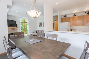 Bright and Clean, Walk Everywhere, Shared Pool and Hot Tub