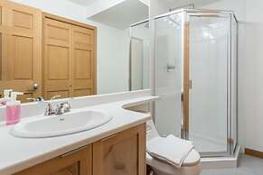 Bright and Clean, Walk Everywhere, Shared Pool and Hot Tub