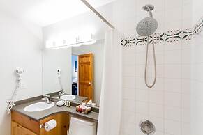 Fabulous Location Private Hot Tub, NO Car Needed, Sleeps 8