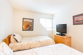 Fabulous Location Private Hot Tub, NO Car Needed, Sleeps 8