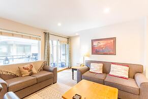 Fabulous Location Private Hot Tub, NO Car Needed, Sleeps 8