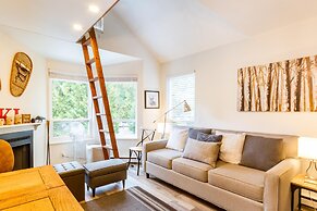 Cute and Cozy, Walk to Gondola Ski in Out