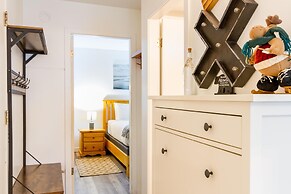 Cute and Cozy, Walk to Gondola Ski in Out