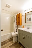 Cute and Cozy, Walk to Gondola Ski in Out