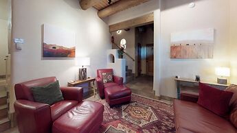 Art Haven - Stylish Southwestern Comfort, Walk to The Plaza