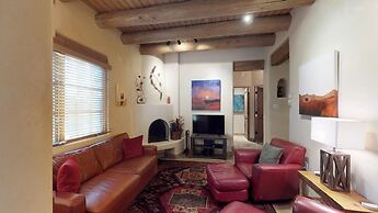 Art Haven - Stylish Southwestern Comfort, Walk to The Plaza