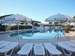 Joyful Getaway Flat in a Residence With Aircon