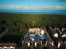 Joyful Getaway Flat in a Residence With Aircon